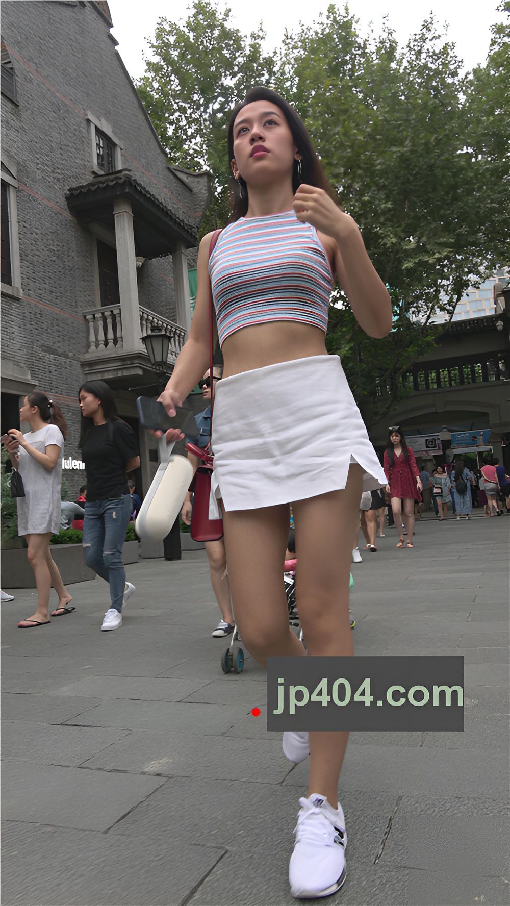 露腰白裙小姐姐[1.4G/MP4]