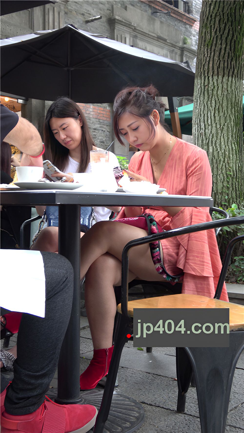 玩手机的美女[633M/MP4]