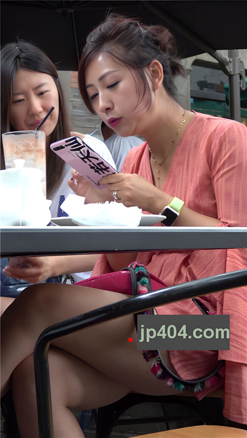 玩手机的美女[633M/MP4]