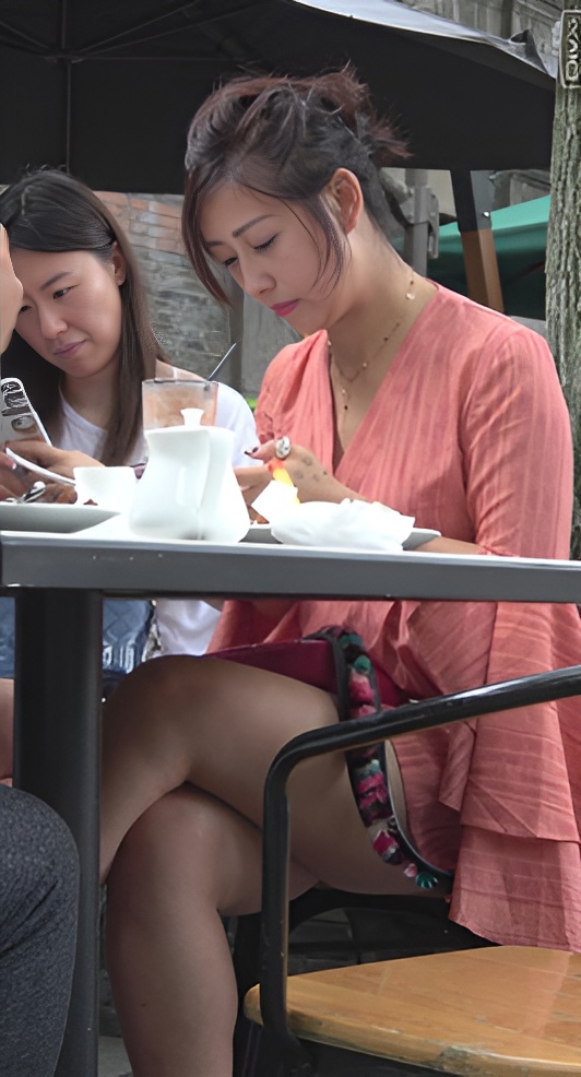 玩手机的美女[633M/MP4]