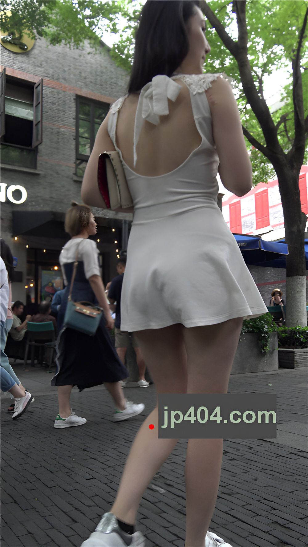 白色连衣裙美女[618M/MP4]