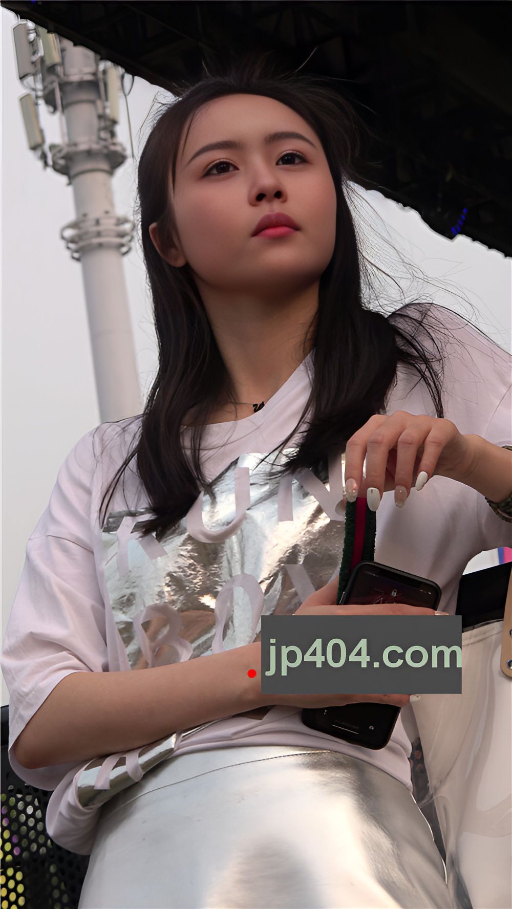 银色皮裙美女[1.31G/MP4]