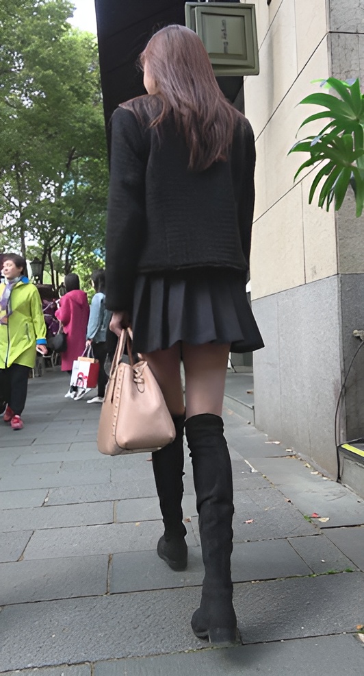 黑色高靴百褶裙美女[1.77G/MP4]