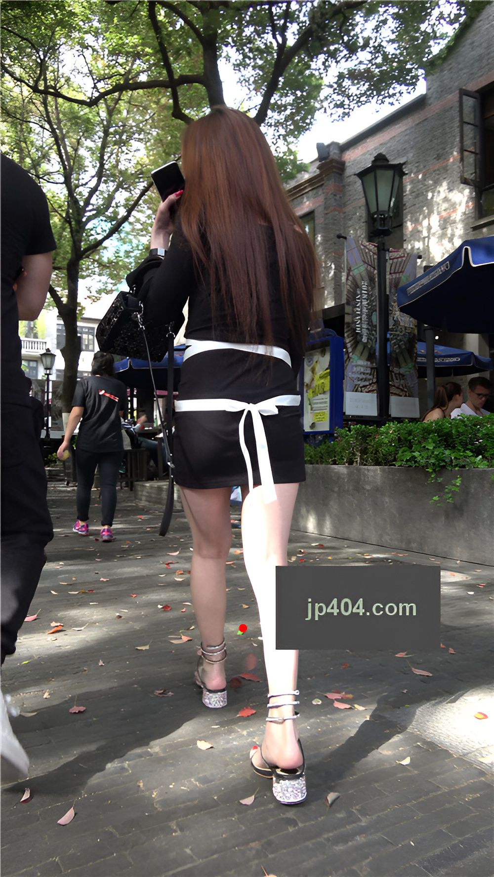 漂亮的长发连体裙美女[1.56G/MP4]