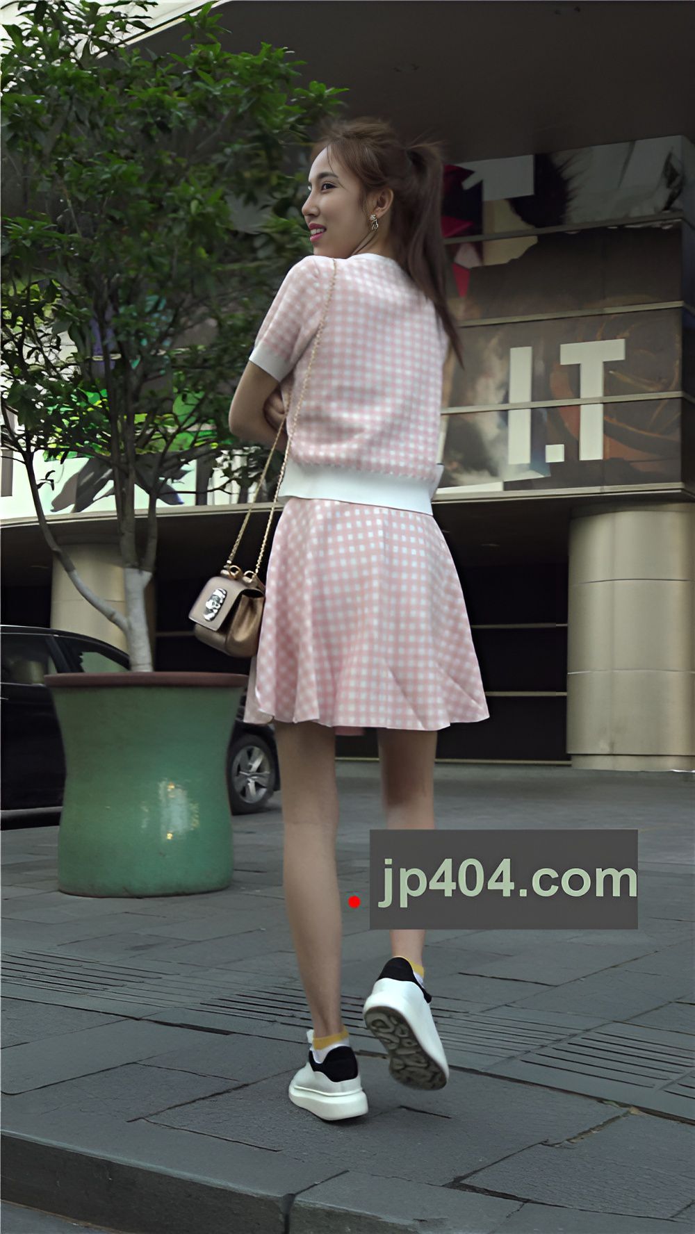 街拍粉裙美女[775M/MP4]