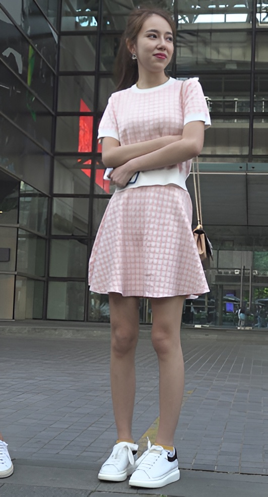 街拍粉裙美女[775M/MP4]