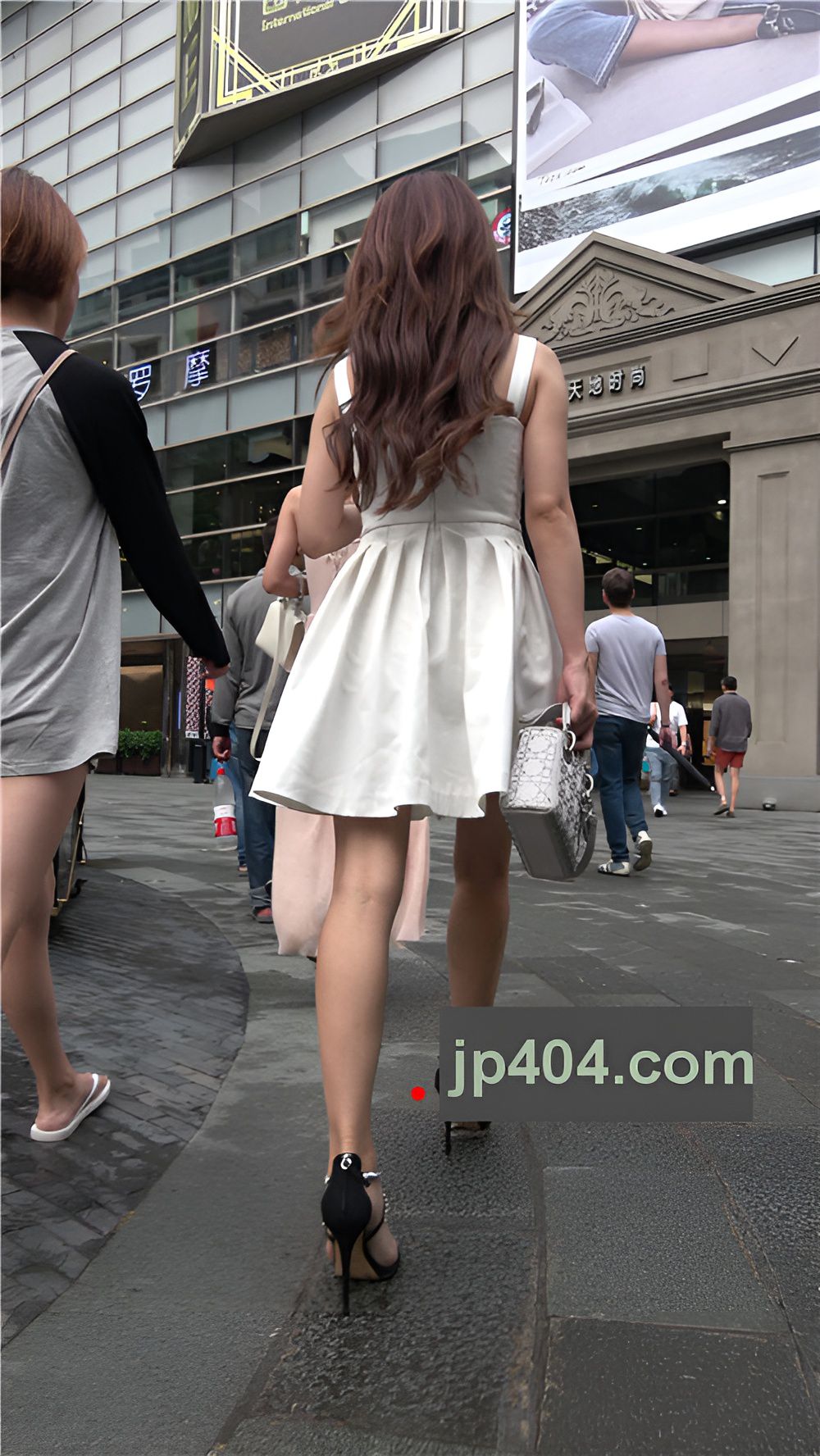 和闺蜜逛街的漂亮小姐姐[982M/MP4]