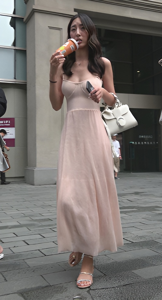 和闺蜜逛街的漂亮小姐姐[982M/MP4]