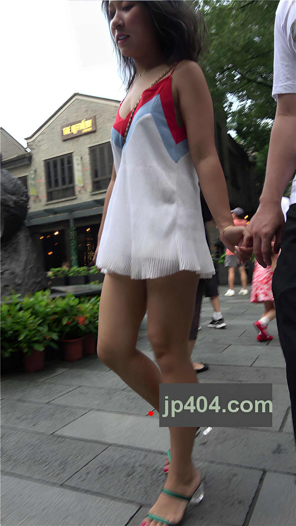 吊带连体裙妹子[727M/MP4]