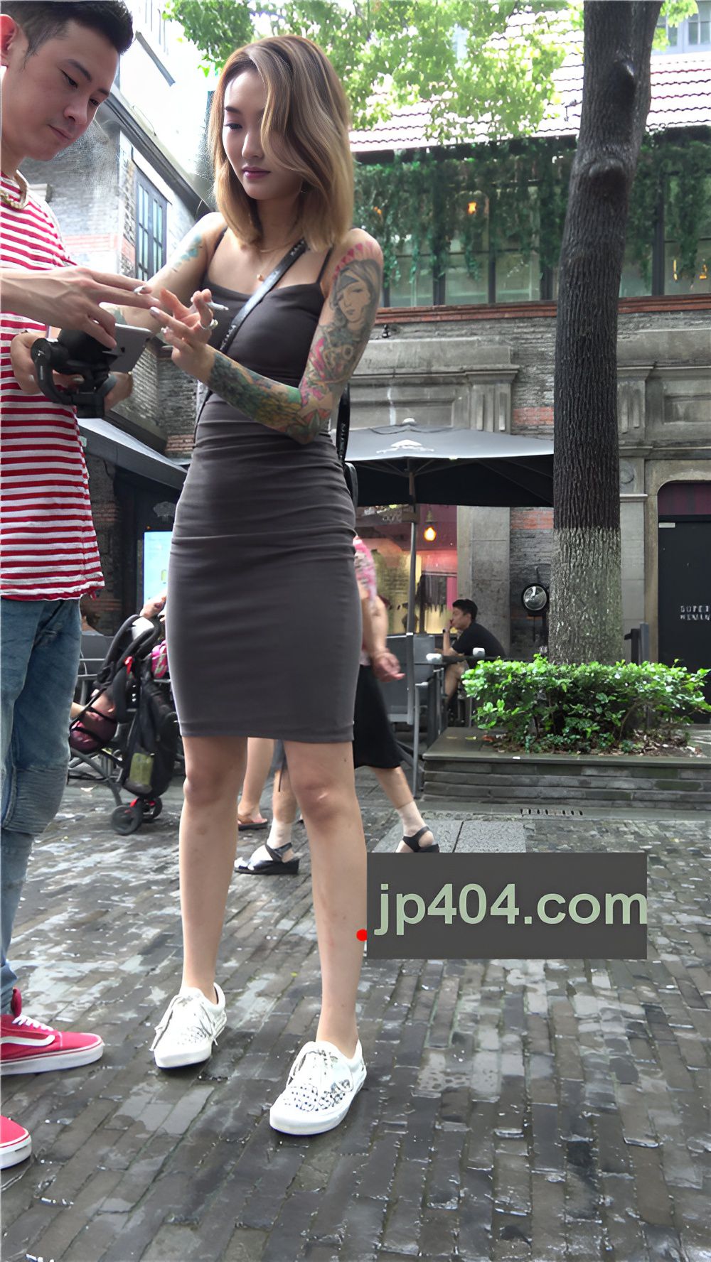 灰色连体裙花臂小姐姐[1.99G/MP4]