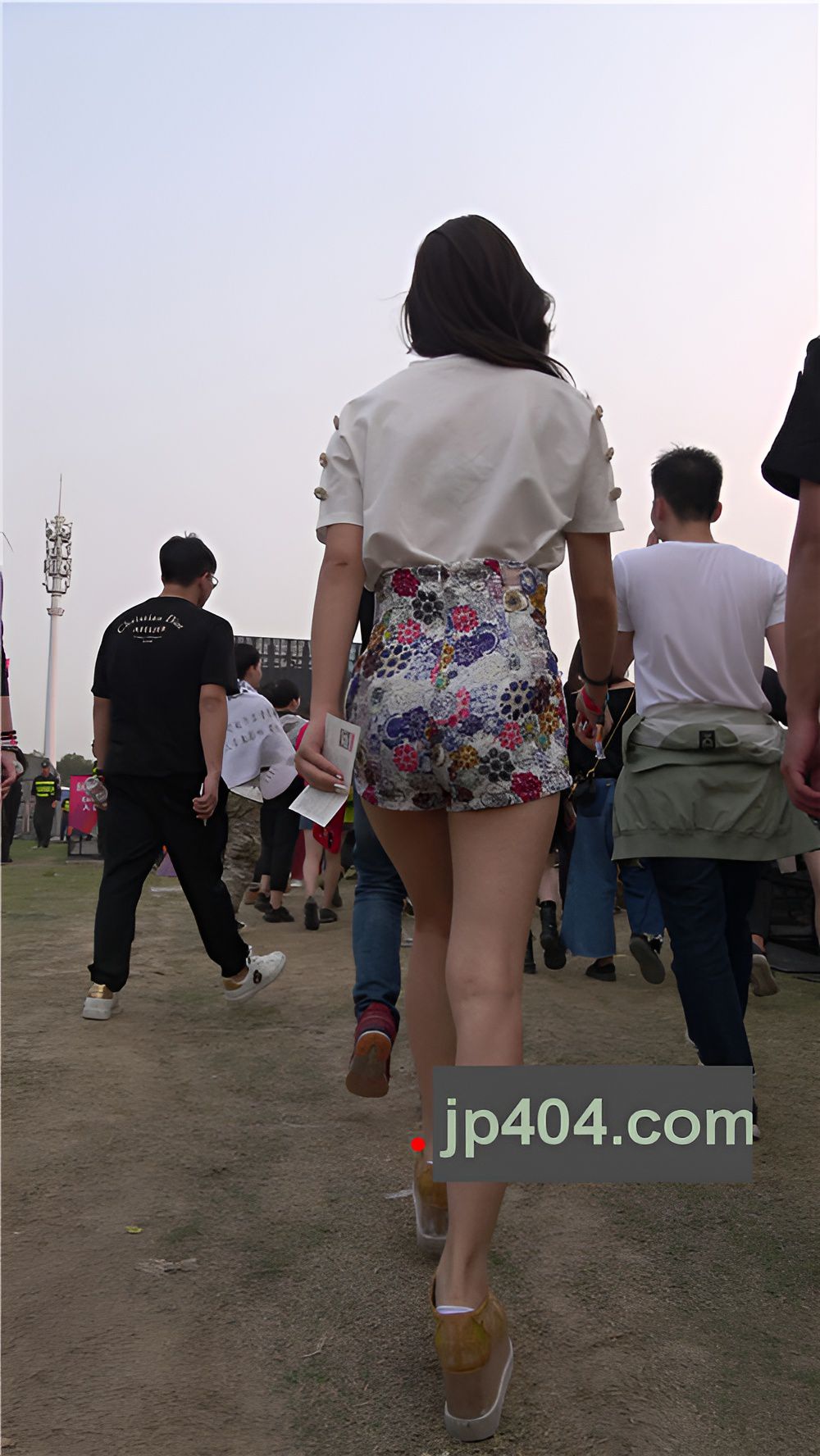 漂亮的高腰短裤美女[940M/MP4]