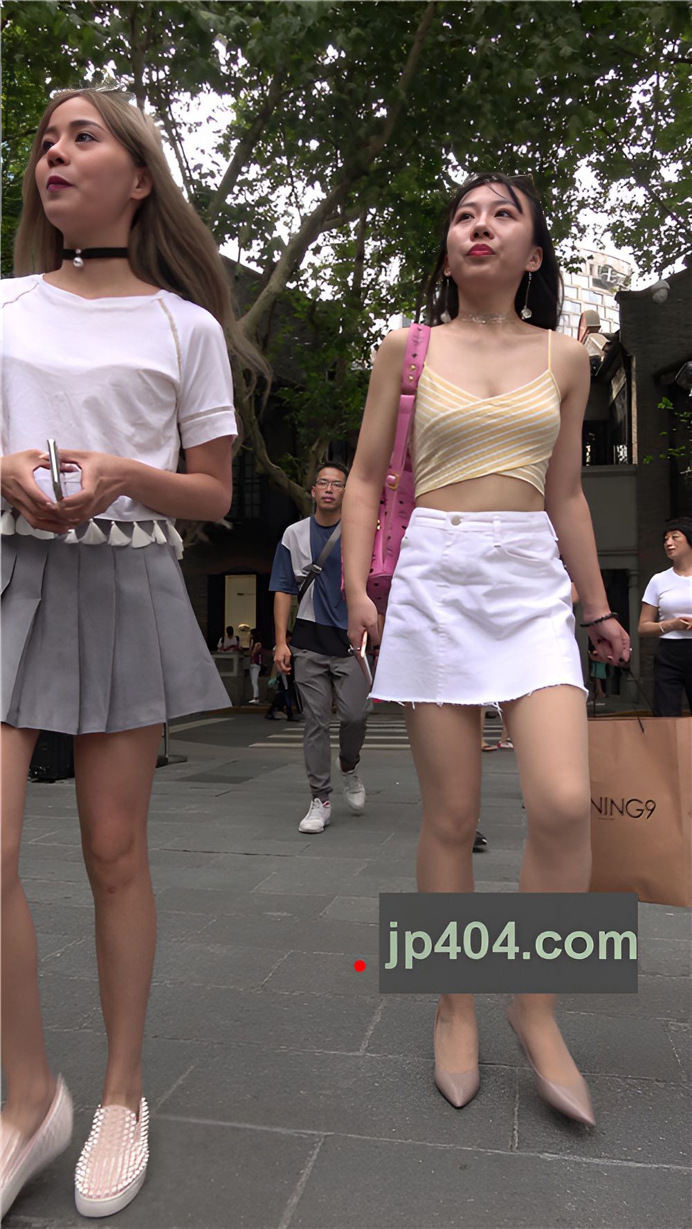 漂亮的吊带白裙妹子[1.11G/MP4]