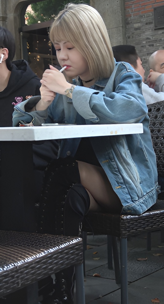 吸烟的黄色短发高靴小姐姐[1.59G/MP4]