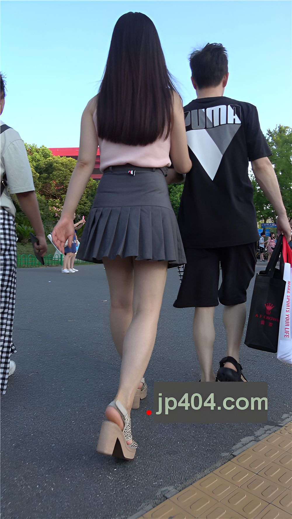 灰色高腰百褶裙妹子[1.17G/MP4]