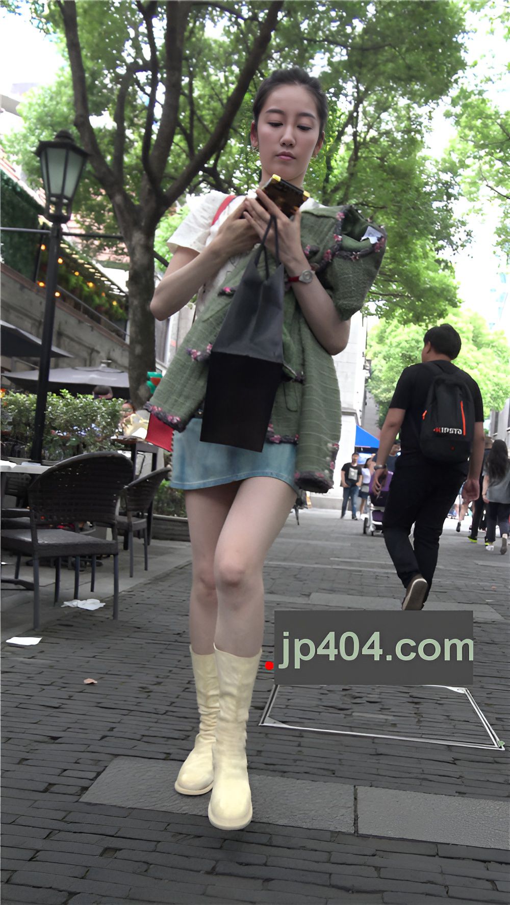 牛仔裙美女[716M/MP4]