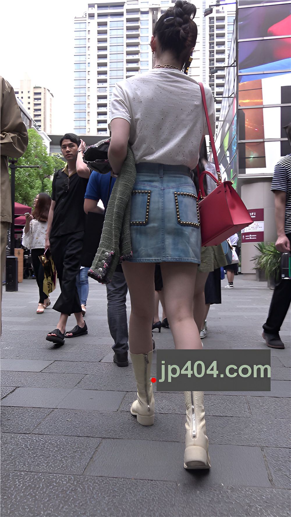 牛仔裙美女[716M/MP4]