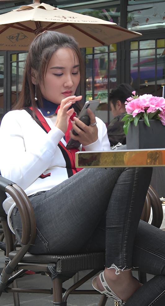 喝下午茶的两个漂亮美女[1.97G/MP4]