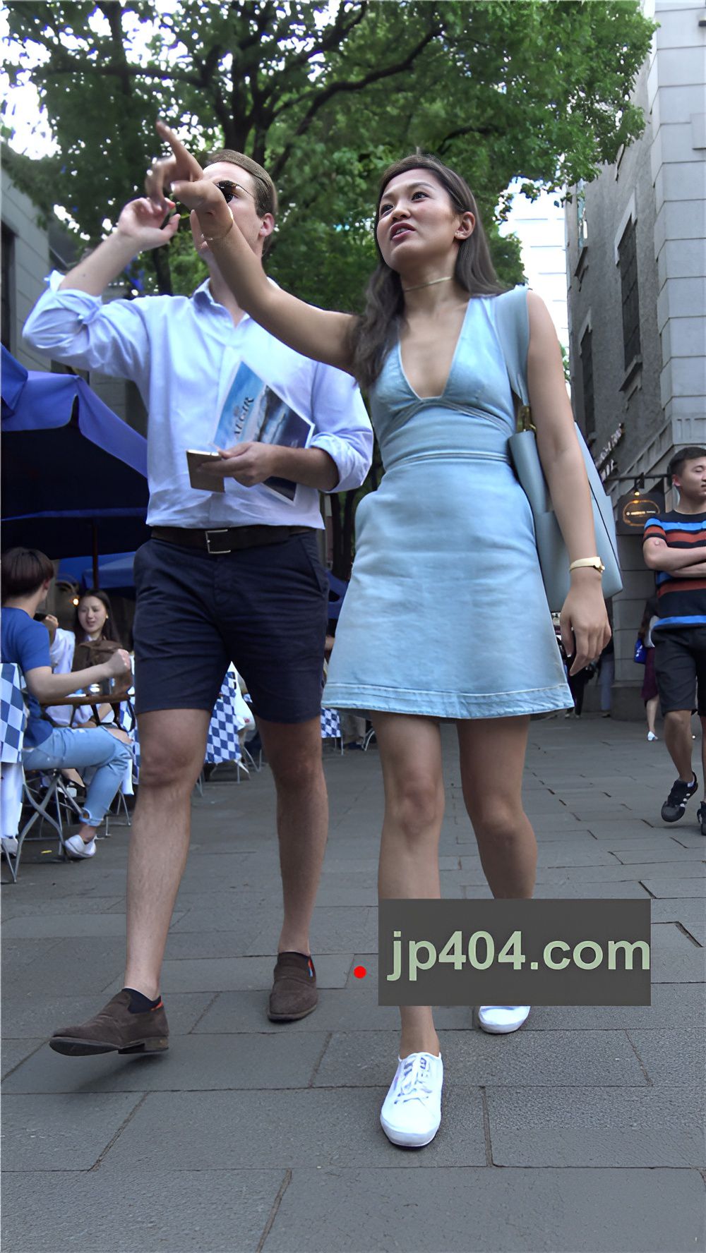 性感的V领牛仔裙美眉[1.14G/MP4]