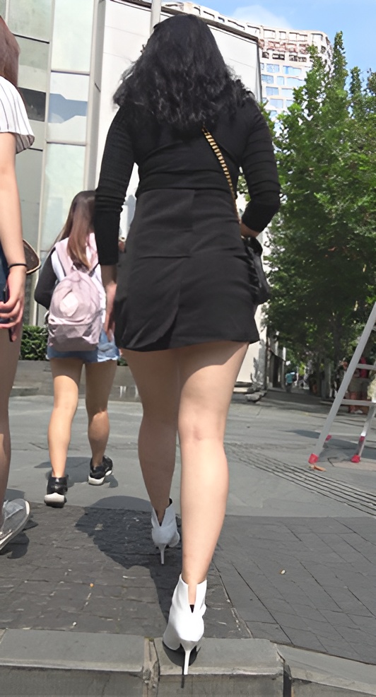 白色高跟黑短裙妹子[1.47G/MP4]