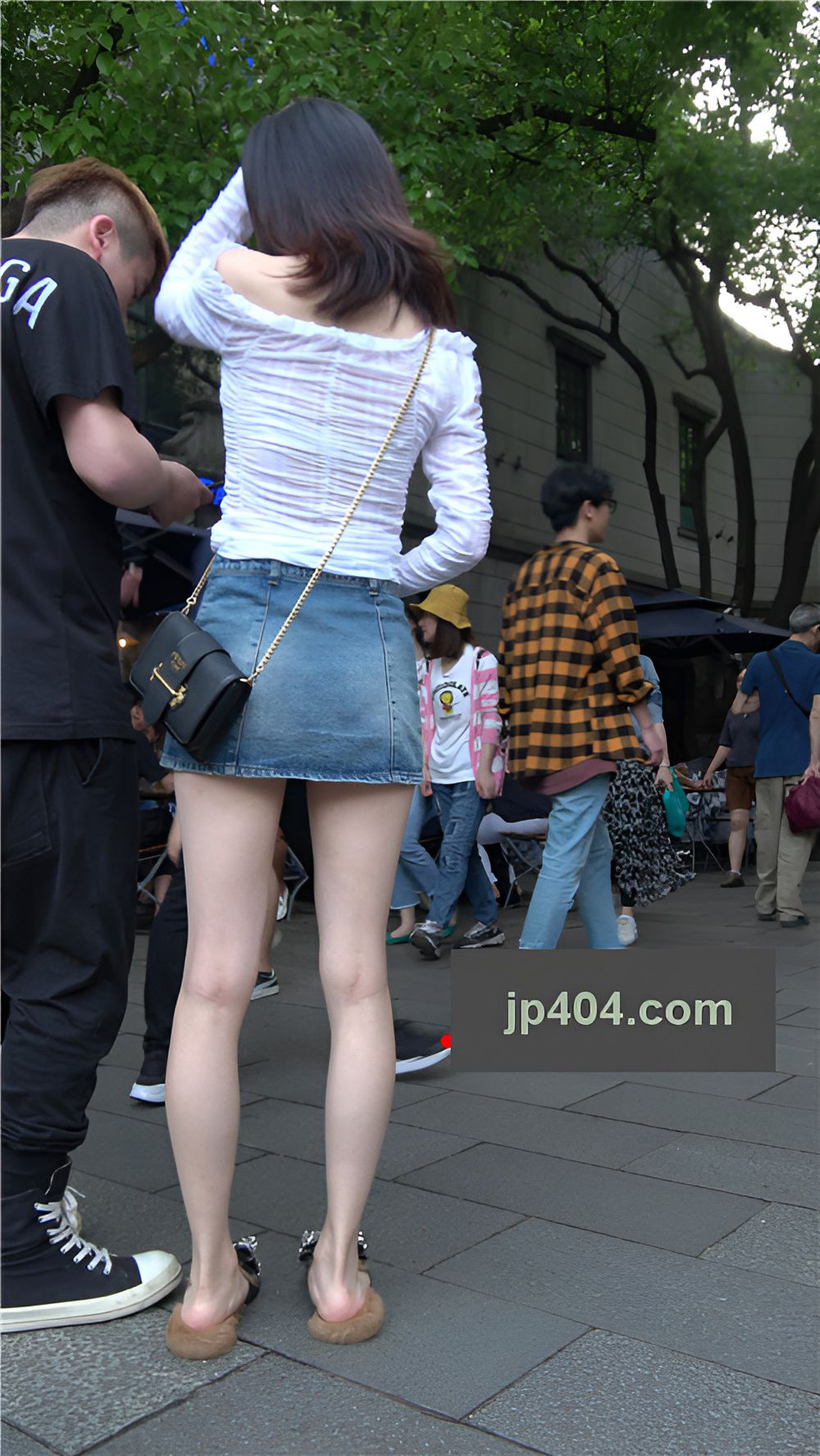 街拍漂亮的牛仔裙美女[1.71G/MP4]
