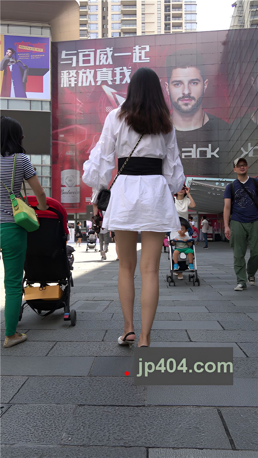 连体白衣小姐姐[808M/MP4]