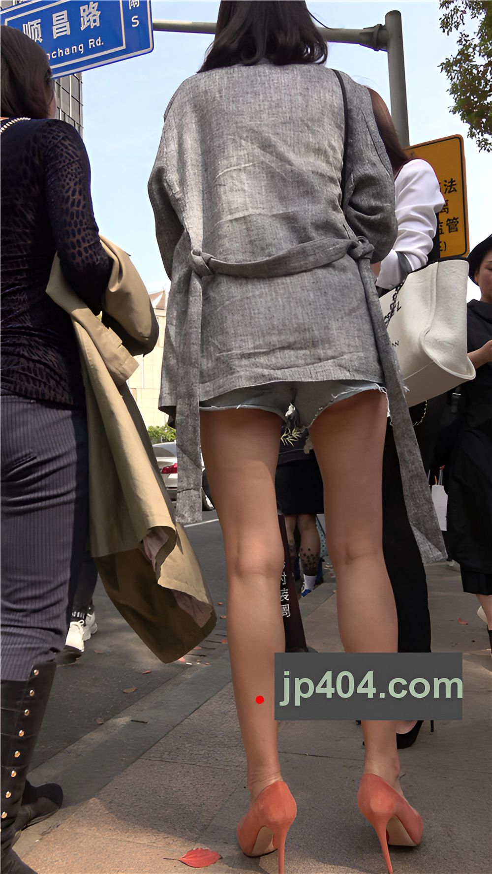 长腿高跟牛仔短裤美女[715M/MP4]