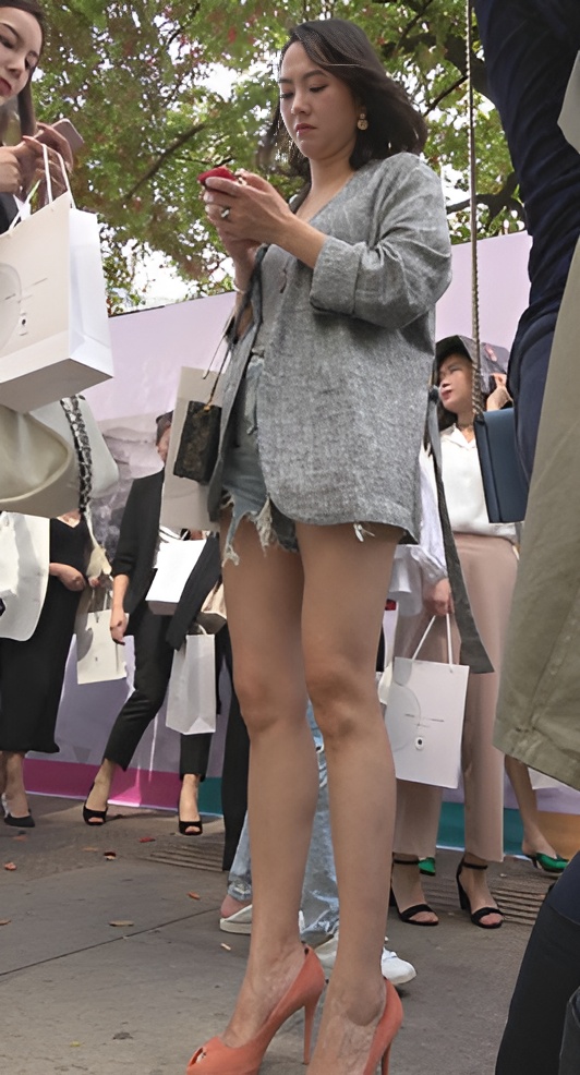 长腿高跟牛仔短裤美女[715M/MP4]