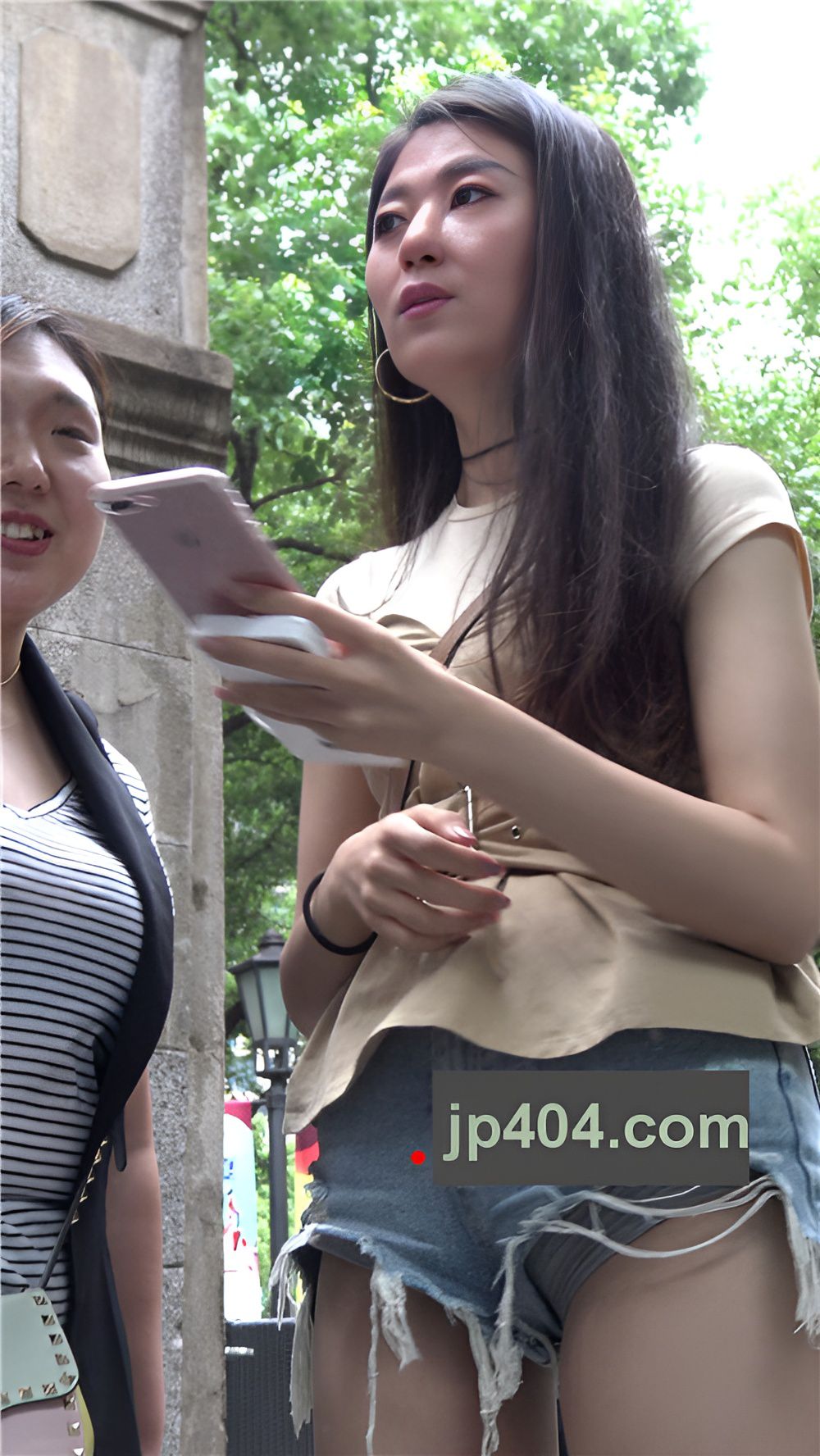 宽松的牛仔短裤妹子[453M/MP4]