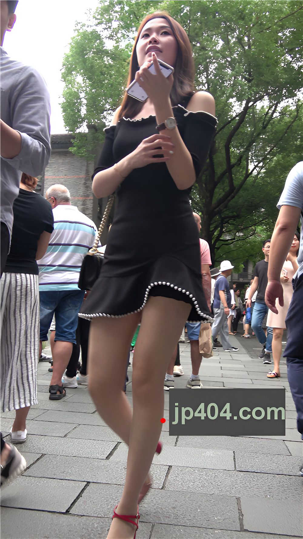 黑色连衣裙小姐姐[910M/MP4]