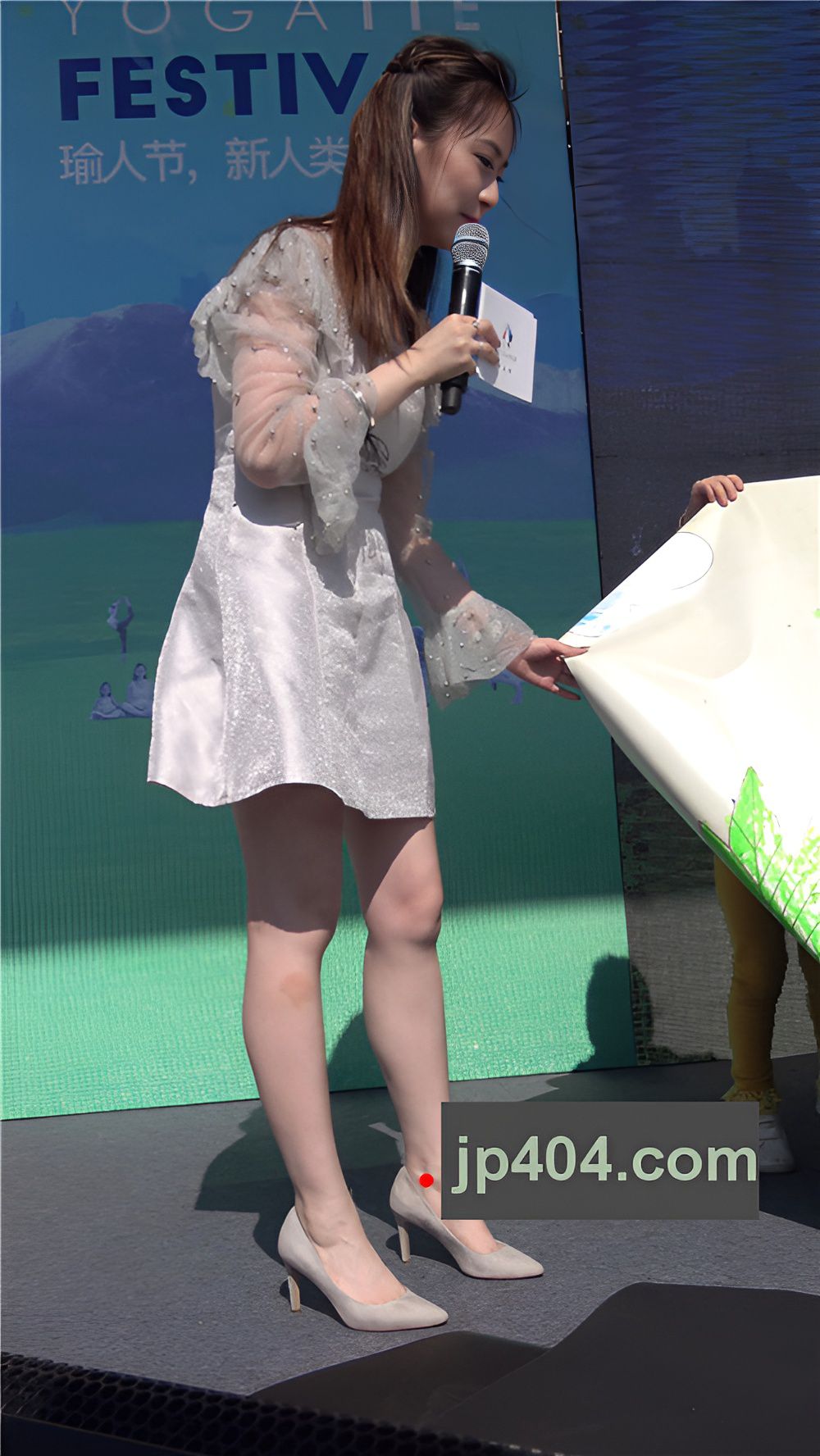 连衣裙主持小姐姐[1.64G/MP4]