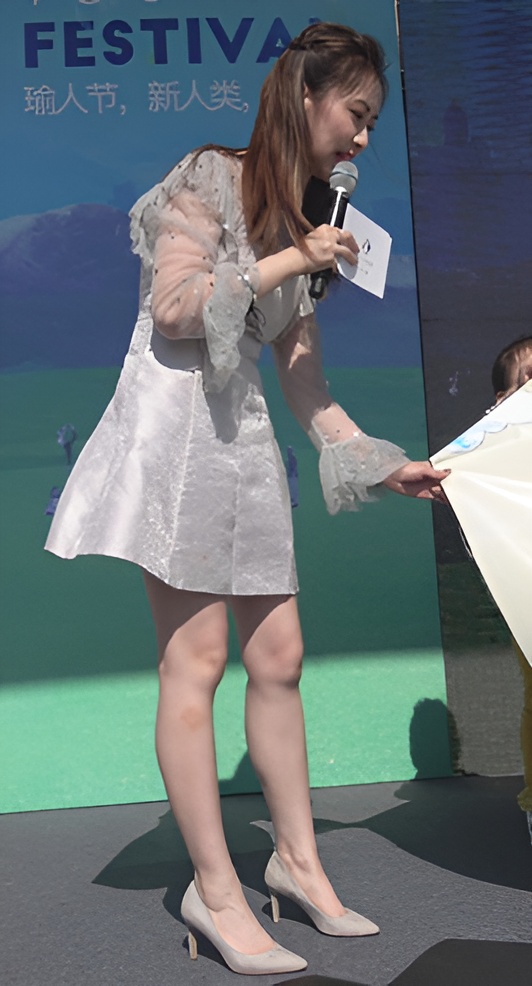 连衣裙主持小姐姐[1.64G/MP4]