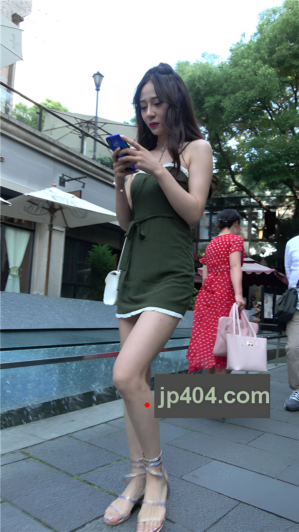 漂亮的吊带裙女孩 [959M/MP4]