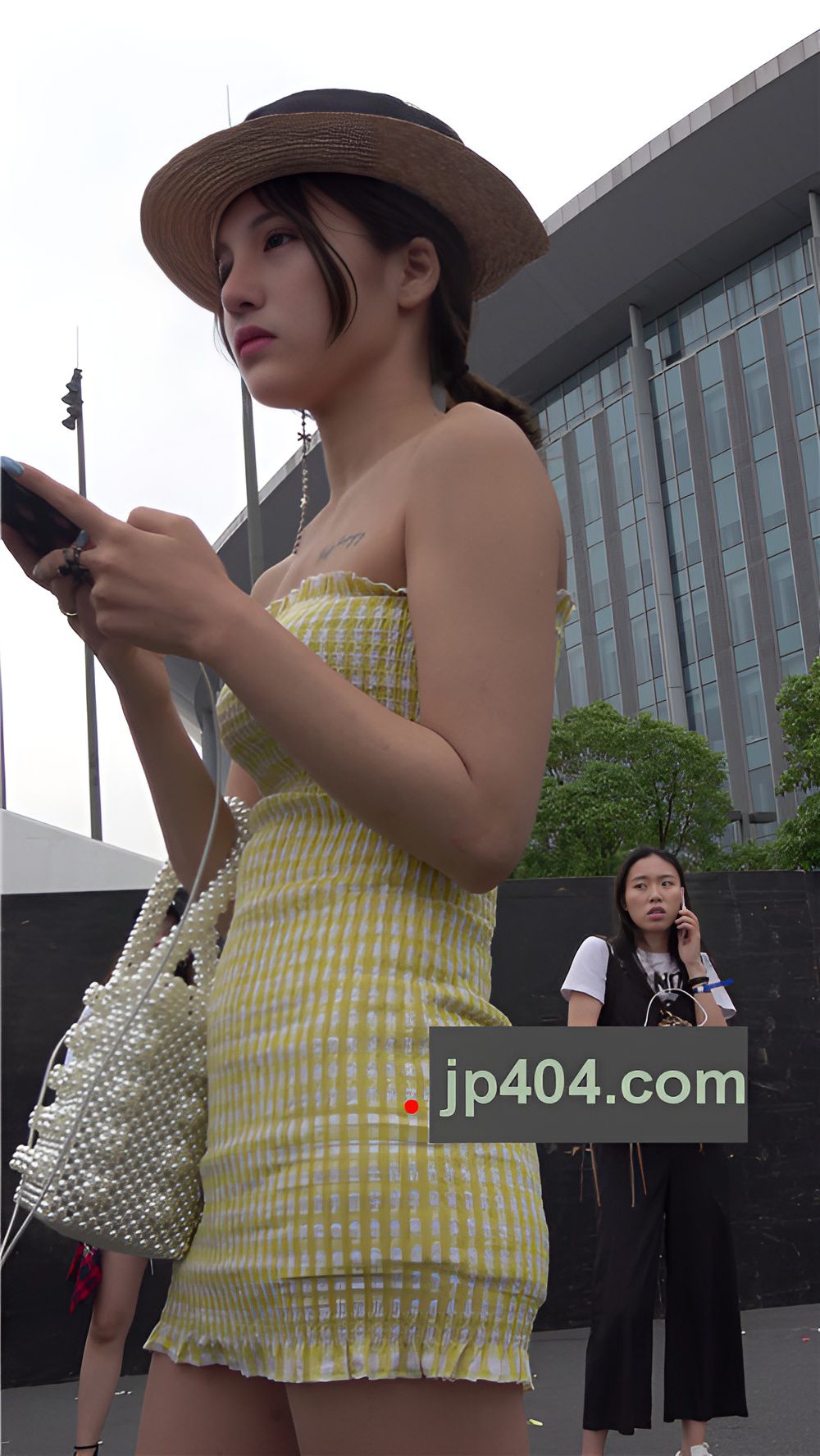 一字抹胸连体裙美女 [1.8G/MP4]