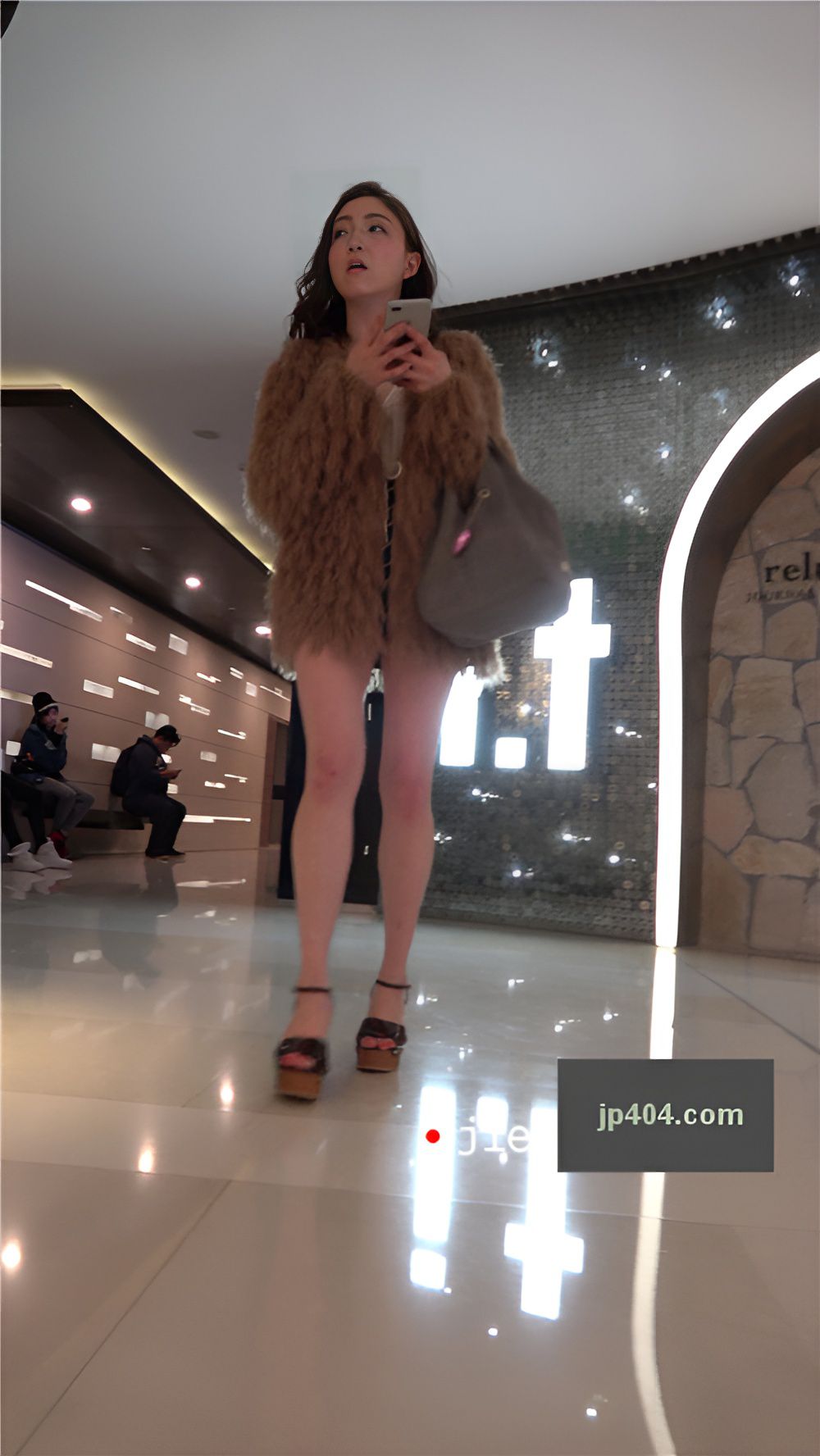 玩手机的长腿小仙女 [2.16G/MP4]