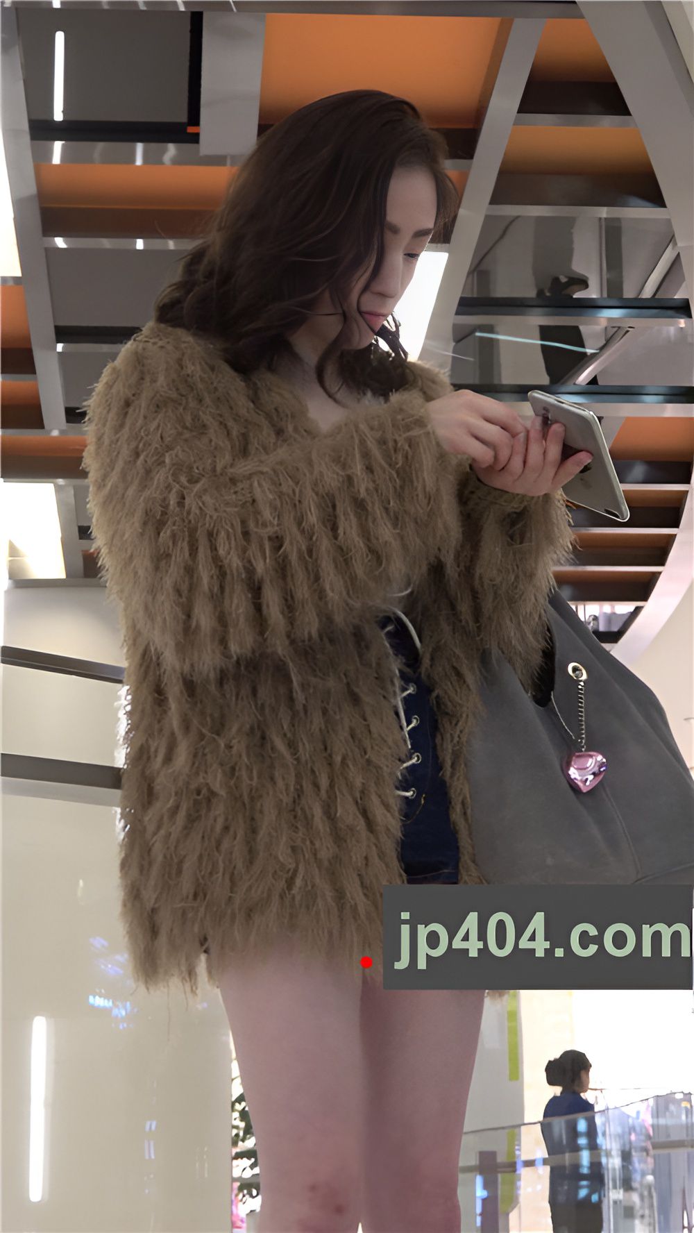 玩手机的长腿小仙女 [2.16G/MP4]