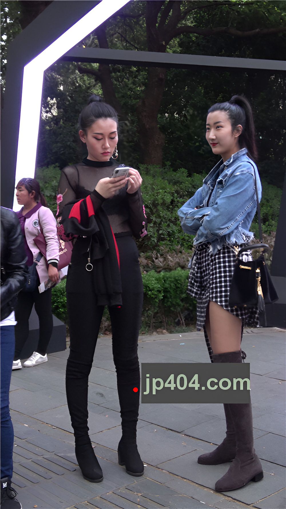 性感的黑裤小姐姐[1.78G/MP4]