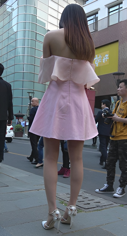 连体裙一字抹胸装小姐姐[1.09G/MP4]