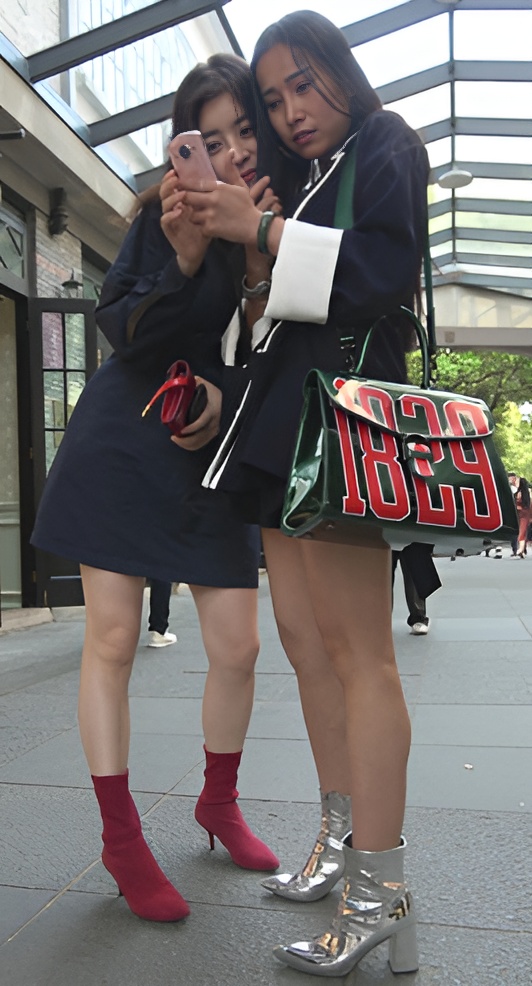 两个拍照的小姐姐[2.24G/MP4]