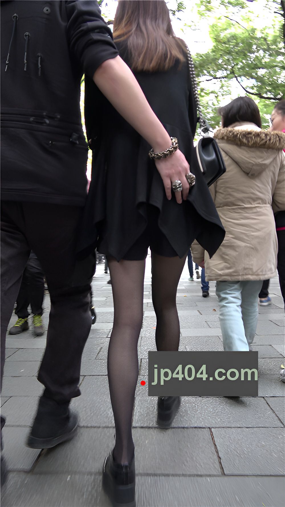 苗条的黑丝美腿小姐姐[1.38G/MP4]