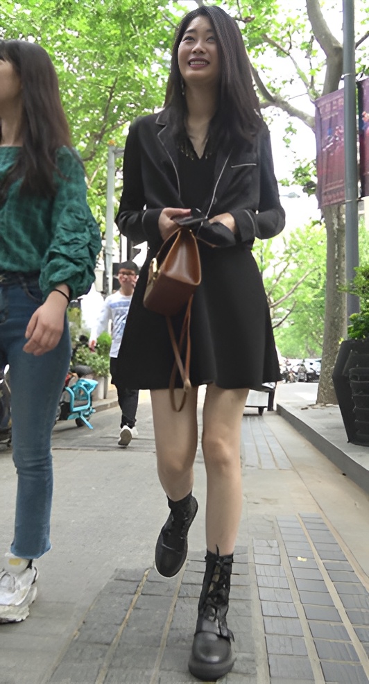 街拍黑裙小姐姐[1.54G/MP4]