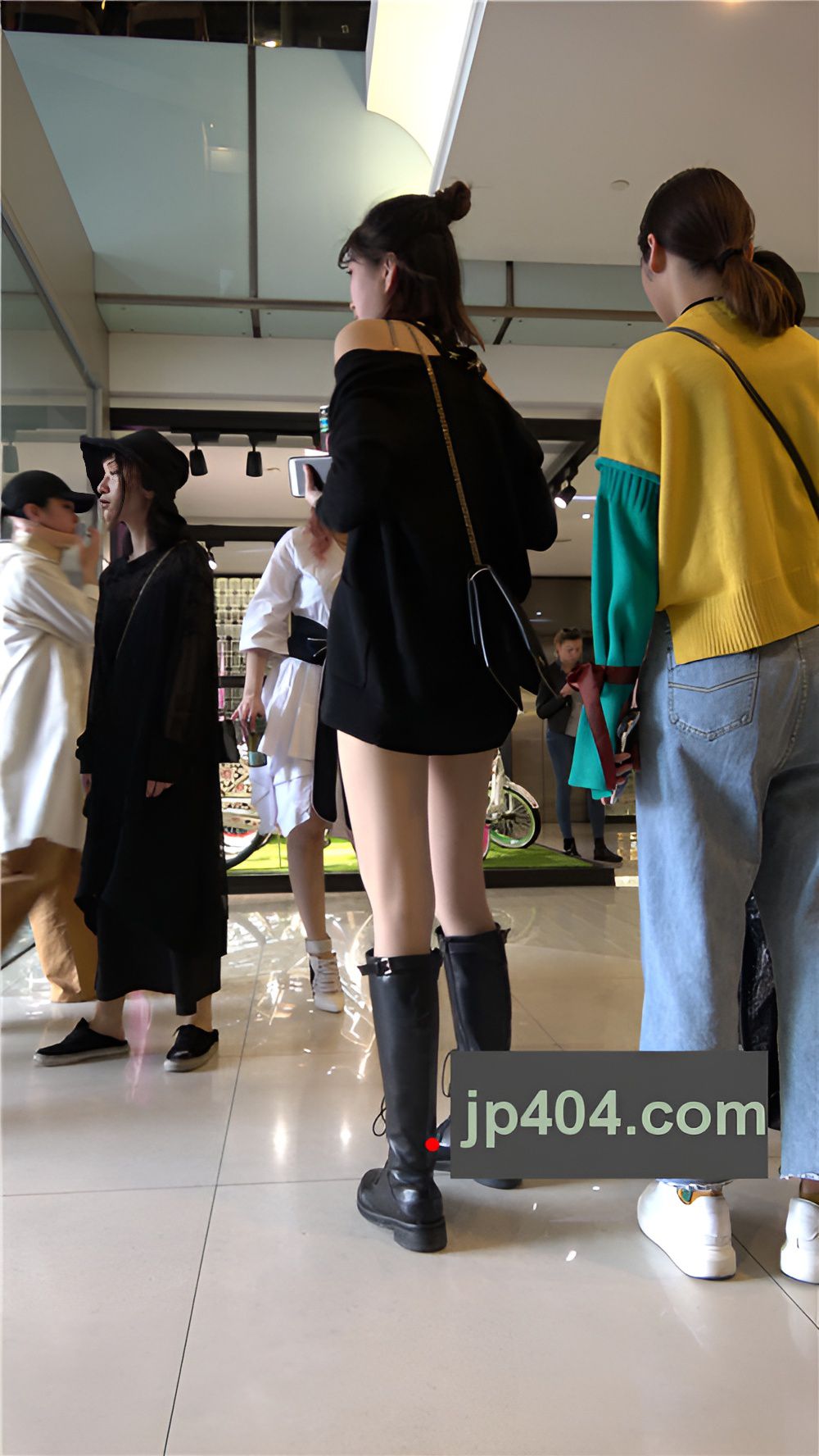 漂亮的黑色长靴美女[1.99G/MP4]