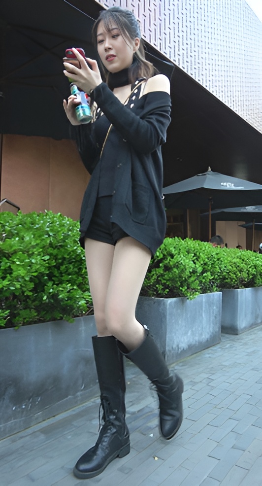 漂亮的黑色长靴美女[1.99G/MP4]