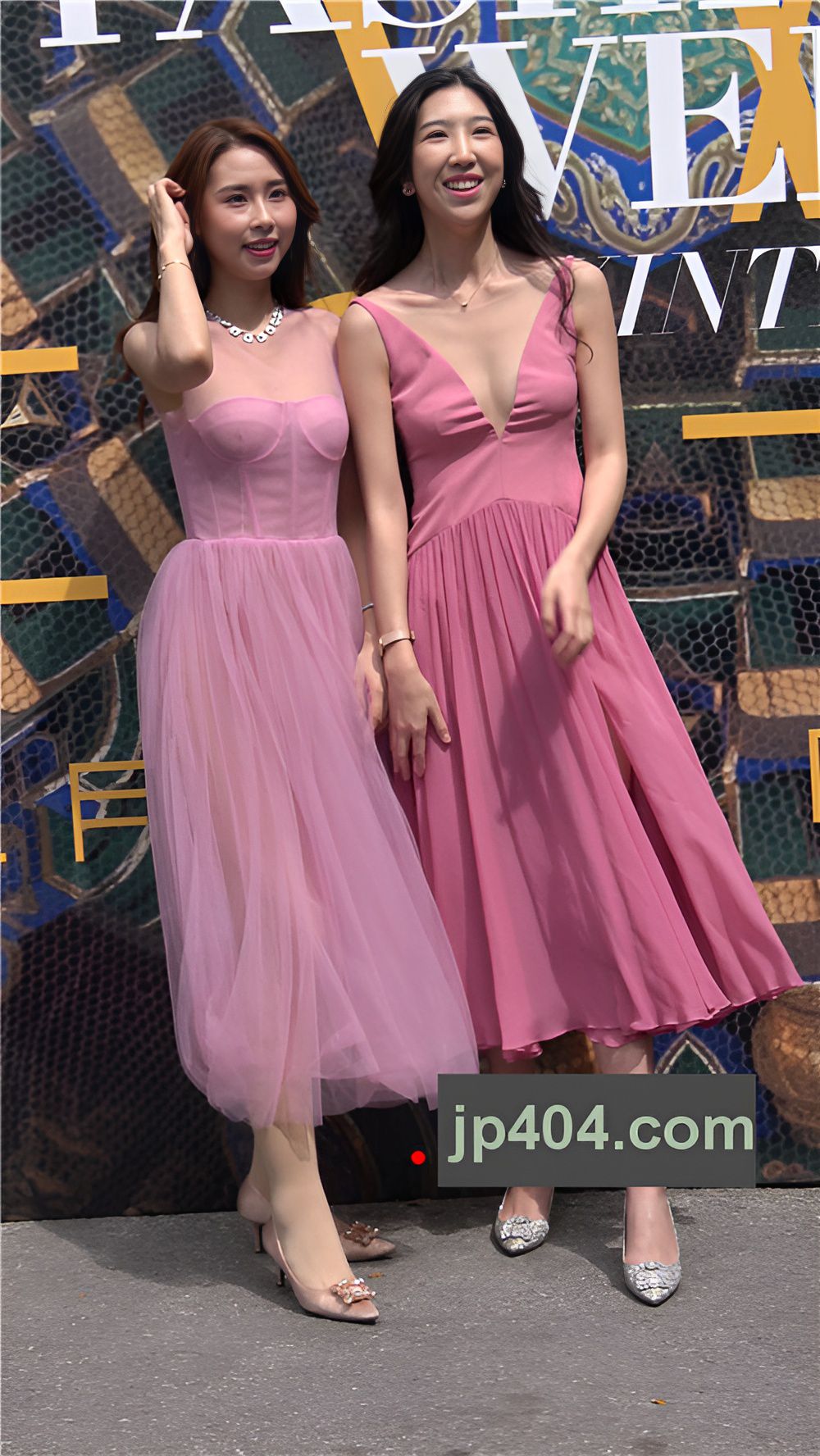 漂亮的V领礼服美女[2.05G/MP4]