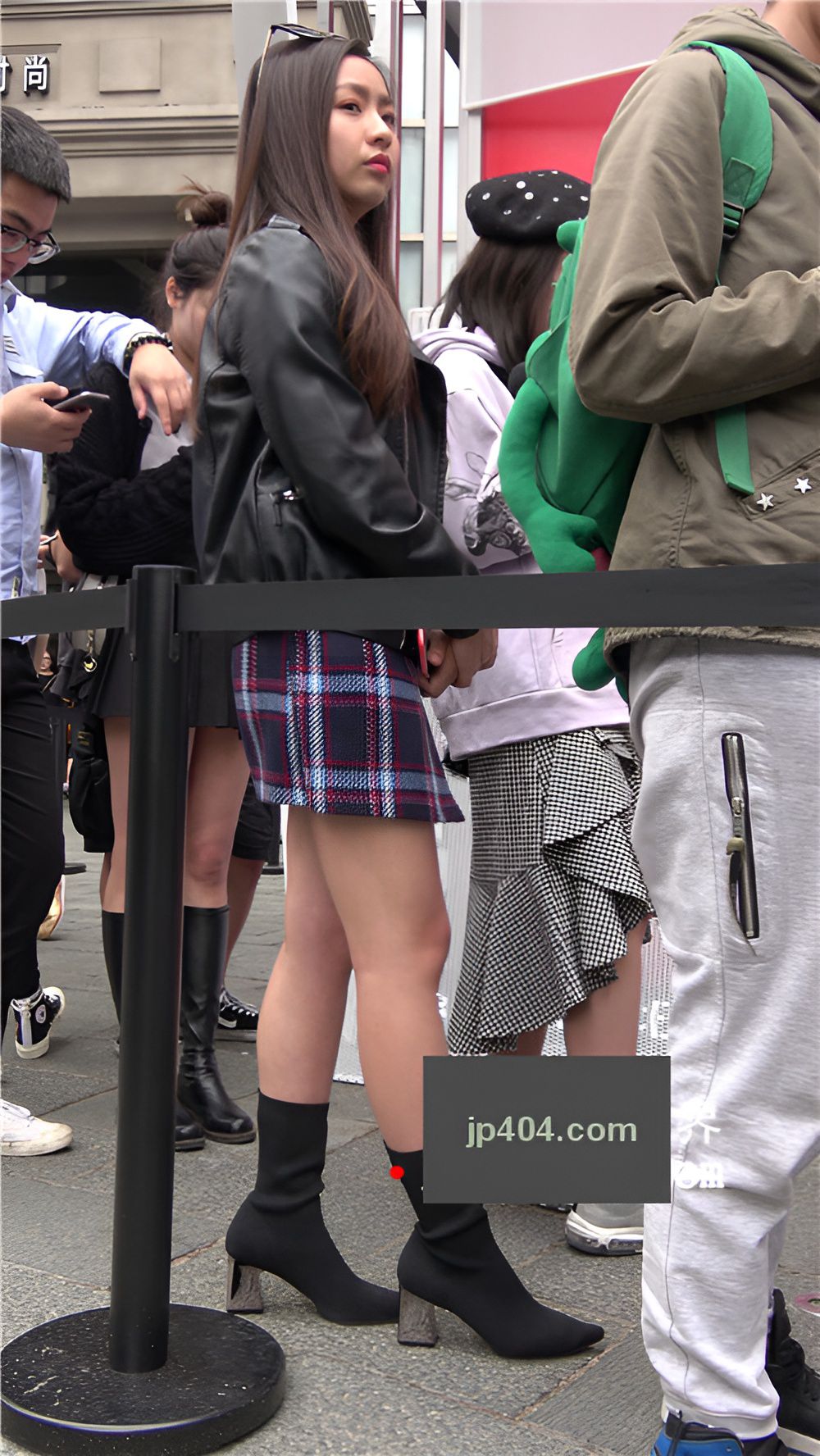 漂亮的皮衣短裙美女[1.05G/MP4]