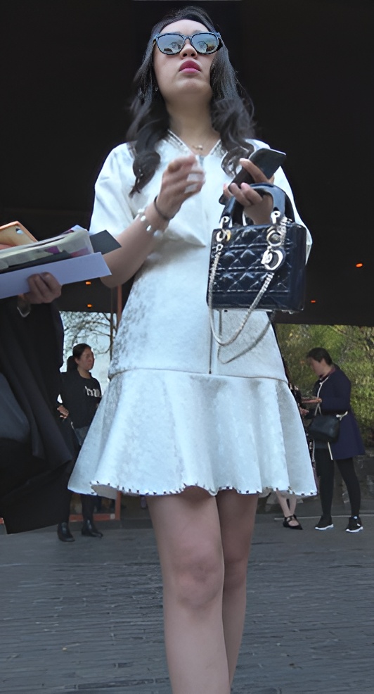 打电话的连衣裙美女[1.4G/MP4]