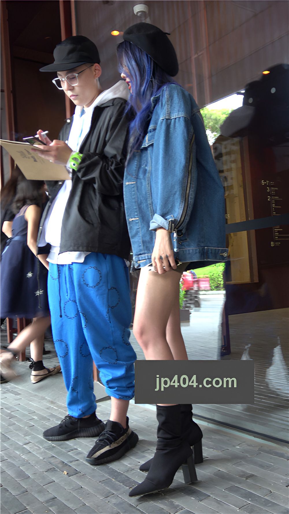 黑色短靴裸腿小姐姐[1.14G/MP4]