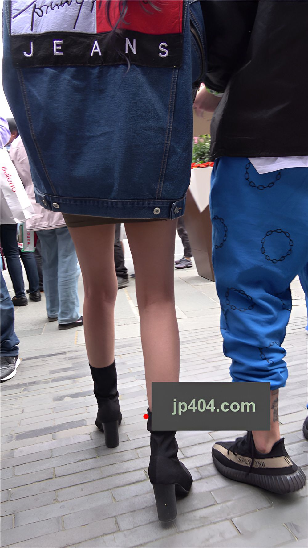 黑色短靴裸腿小姐姐[1.14G/MP4]