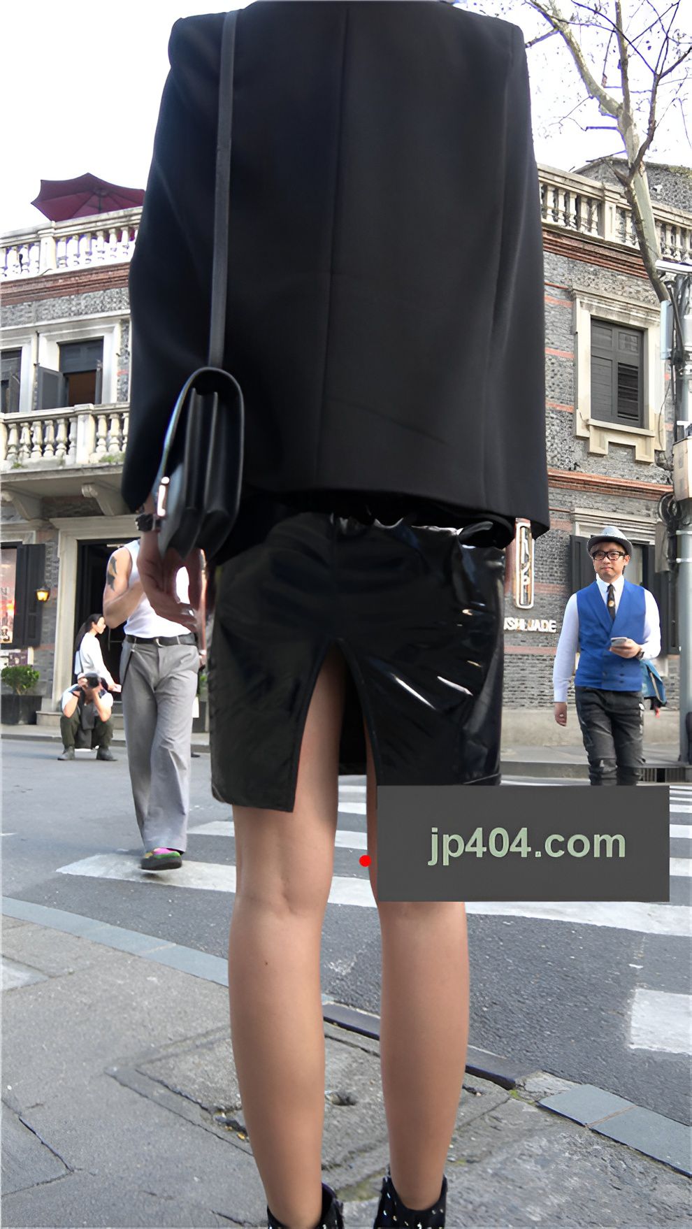 连体黑色皮裙小姐姐[1.17G/MP4]