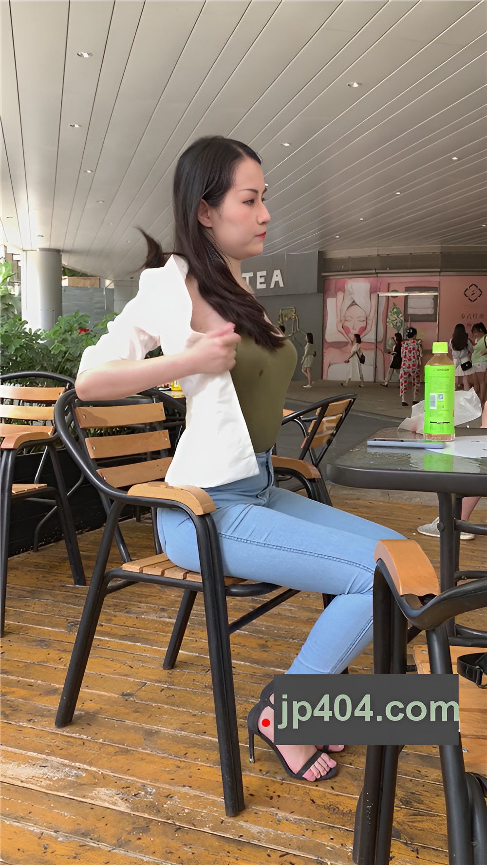 （视频）紧身牛仔裤小姐姐 [3.24G/MP4]