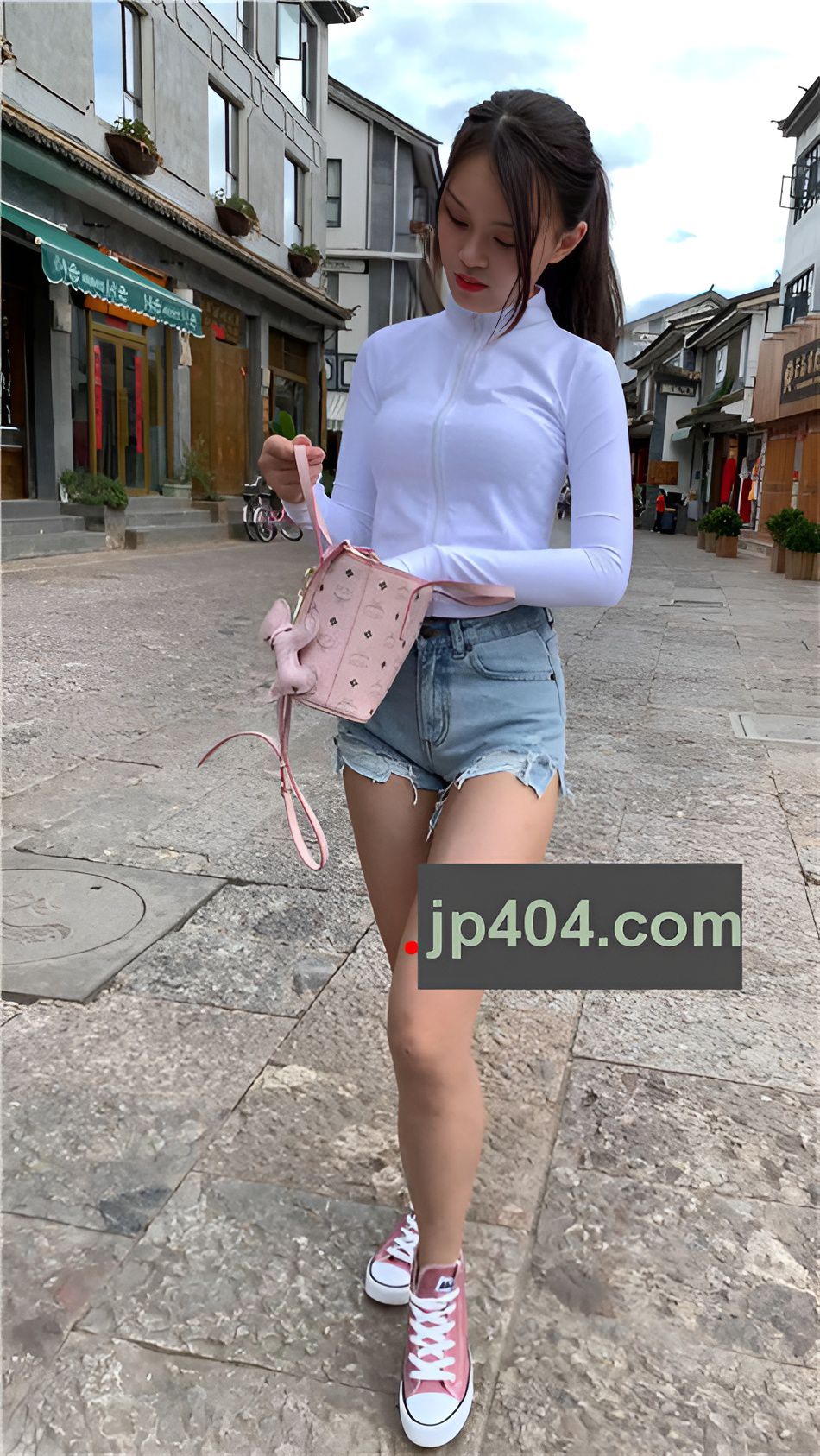 （视频）热裤小妹 [6.74G/MP4]